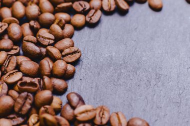 kahve çekirdekleri doku ile metin closup arka plan için karanlık yer roosted