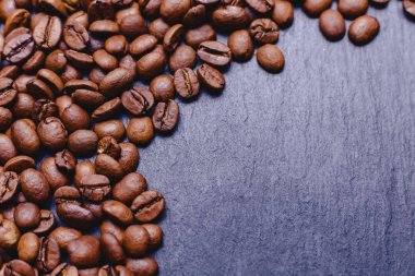 kahve çekirdekleri doku ile metin closup arka plan için karanlık yer roosted