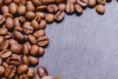 kahve çekirdekleri doku ile metin closup arka plan için karanlık yer roosted