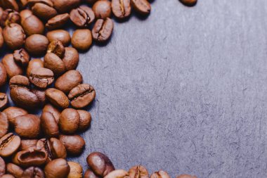 kahve çekirdekleri doku ile metin closup arka plan için karanlık yer roosted