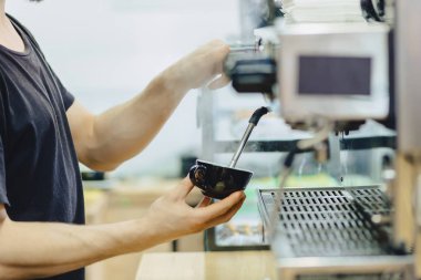 Barista kahve Cafe closup görünümünde yapıyor.