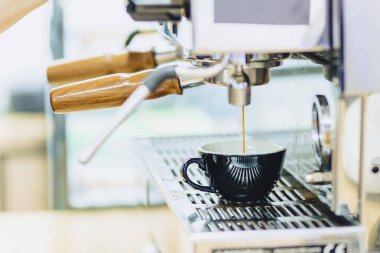 Barista kahve Cafe closup görünümünde yapıyor.