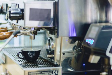 Barista kahve Cafe closup görünümünde yapıyor.