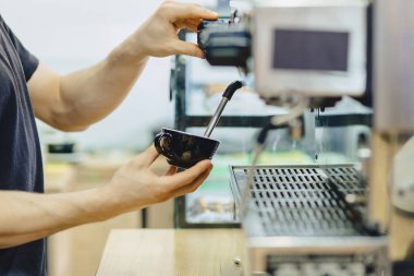 Barista kahve Cafe closup görünümünde yapıyor.