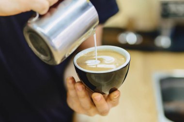 Barista kahve Cafe closup görünümünde yapıyor.