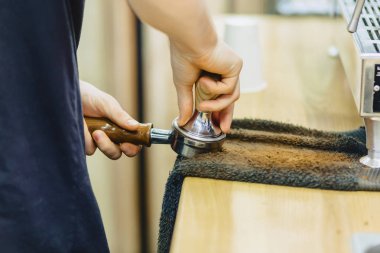 Barista kahve Cafe closup görünümünde yapıyor.