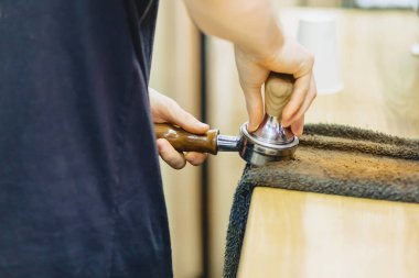 Barista kahve Cafe closup görünümünde yapıyor.