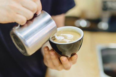 Barista kahve Cafe closup görünümünde yapıyor.