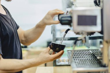 Barista kahve Cafe closup görünümünde yapıyor.