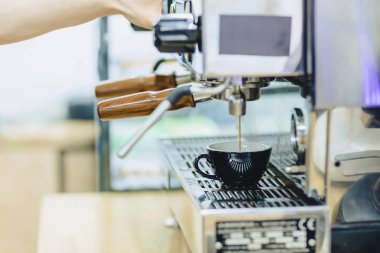 Barista kahve Cafe closup görünümünde yapıyor.