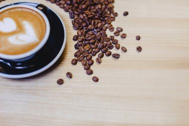 kahve çekirdekleri ile tabloda lezzetli kahve