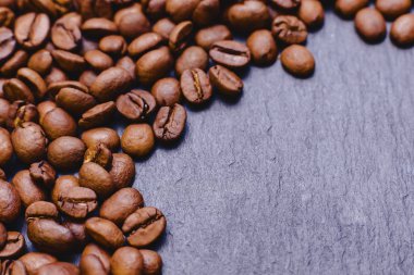 kahve çekirdekleri doku ile metin closup arka plan için karanlık yer roosted