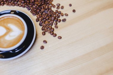 kahve çekirdekleri ile tabloda lezzetli kahve