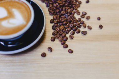 kahve çekirdekleri ile tabloda lezzetli kahve