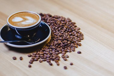 kahve çekirdekleri ile tabloda lezzetli kahve