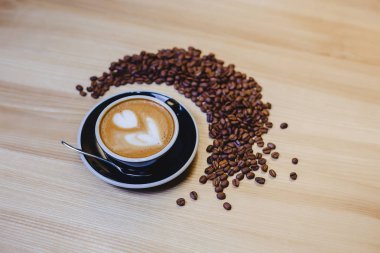 kahve çekirdekleri ile tabloda lezzetli kahve