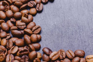 kahve çekirdekleri doku ile metin closup arka plan için karanlık yer roosted