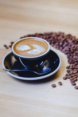 kahve çekirdekleri ile tabloda lezzetli kahve