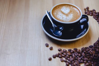 kahve çekirdekleri ile tabloda lezzetli kahve