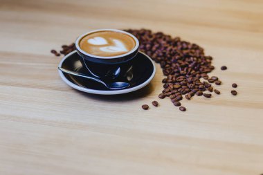 kahve çekirdekleri ile tabloda lezzetli kahve