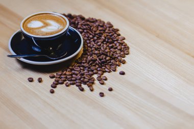 kahve çekirdekleri ile tabloda lezzetli kahve