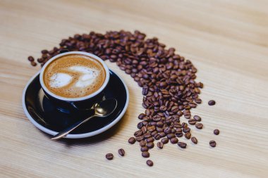 kahve çekirdekleri ile tabloda lezzetli kahve