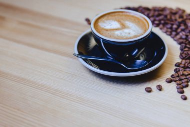 kahve çekirdekleri ile tabloda lezzetli kahve