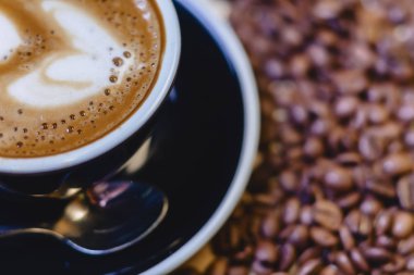 kahve çekirdekleri ile tabloda lezzetli kahve