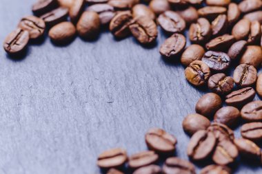 boş yere closup siyah taş zemin üzerine kahve çekirdekleri