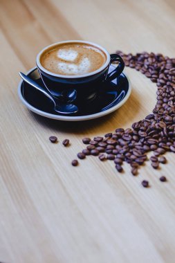 kahve çekirdekleri ile tabloda lezzetli kahve