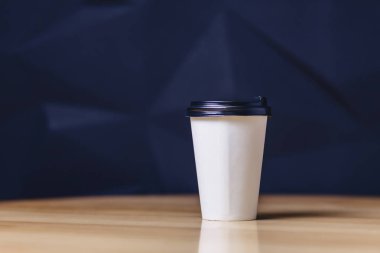 Kağıt kahve masada çıkar