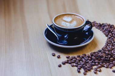 kahve çekirdekleri ile tabloda lezzetli kahve
