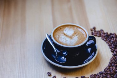 kahve çekirdekleri ile tabloda lezzetli kahve