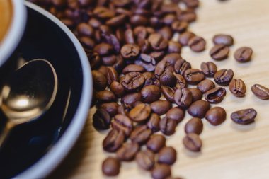 kahve çekirdekleri ile tabloda lezzetli kahve