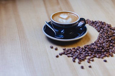 kahve çekirdekleri ile tabloda lezzetli kahve