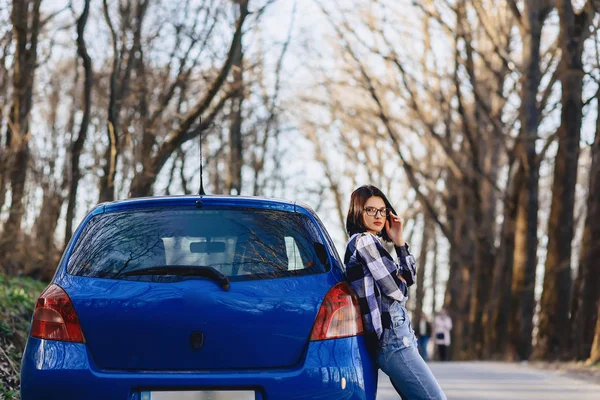 Yaz araba yakınındaki yolda çekici genç kız