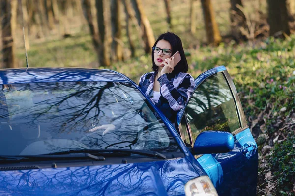 araba ve yol telefonla konuşurken açık kapı dışarı çekici sürücüsü kız görünüyor