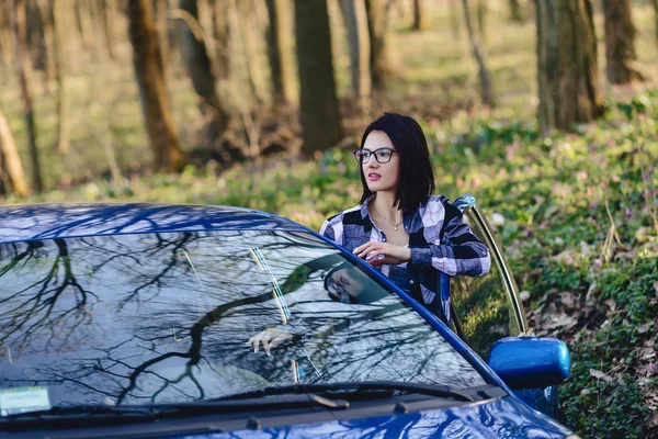çekici sürücüsü kız araba açık kapı dışarı yolda görünüyor.