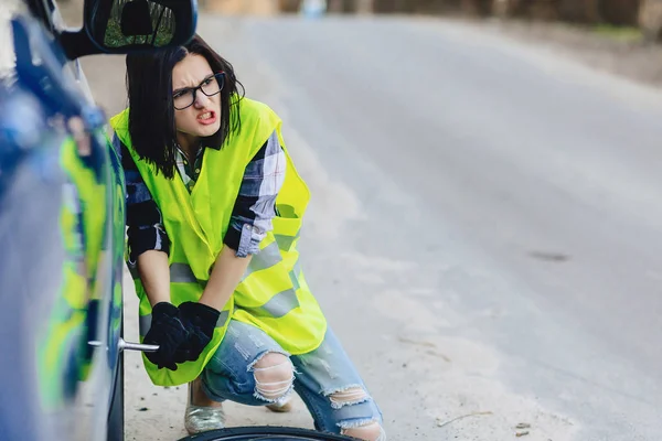 Vonzó Lány Kerék Eltávolítása Autó Road Egyedül Világos Biztonsági Kabát — Stock Fotó