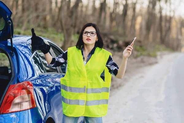 魅力的な女の子の安全のジャケットでは 道路上の車の近く電話での話し — ストック写真