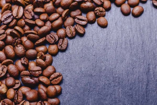 kahve çekirdekleri doku ile metin closup arka plan için karanlık yer roosted