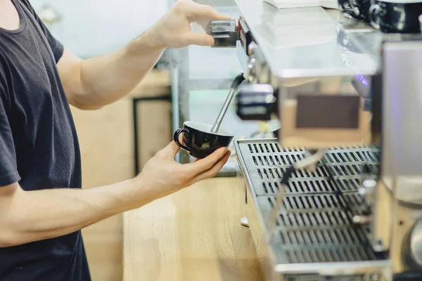 Barista kahve Cafe closup görünümünde yapıyor.