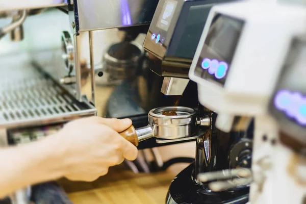 Barista Sprawia Kawa Kawiarni Closup Zobacz — Zdjęcie stockowe