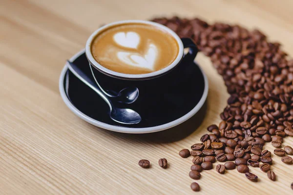 kahve çekirdekleri ile tabloda lezzetli kahve