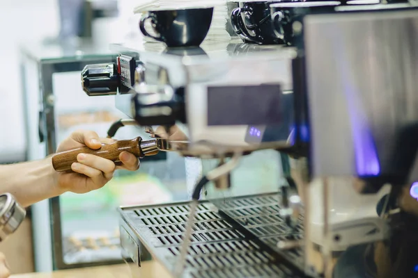 Barista kahve Cafe closup görünümünde yapıyor.