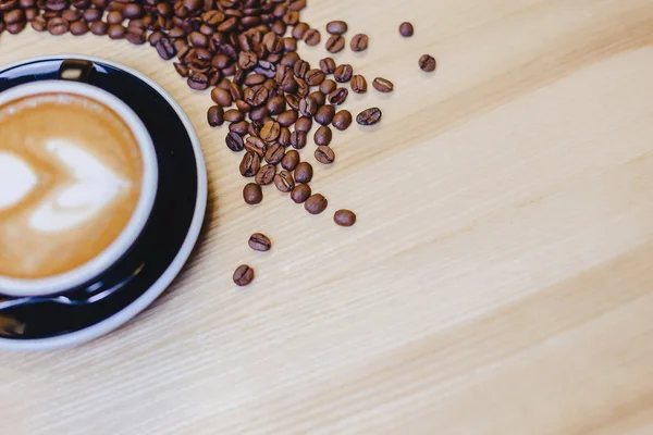 kahve çekirdekleri ile tabloda lezzetli kahve