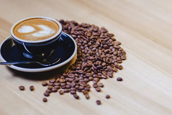 kahve çekirdekleri ile tabloda lezzetli kahve