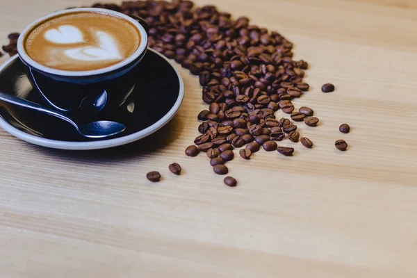 kahve çekirdekleri ile tabloda lezzetli kahve