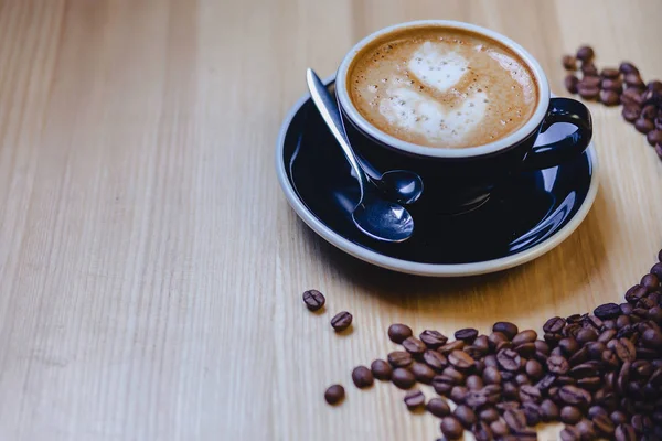 kahve çekirdekleri ile tabloda lezzetli kahve