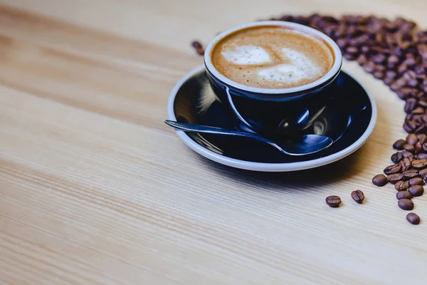 kahve çekirdekleri ile tabloda lezzetli kahve